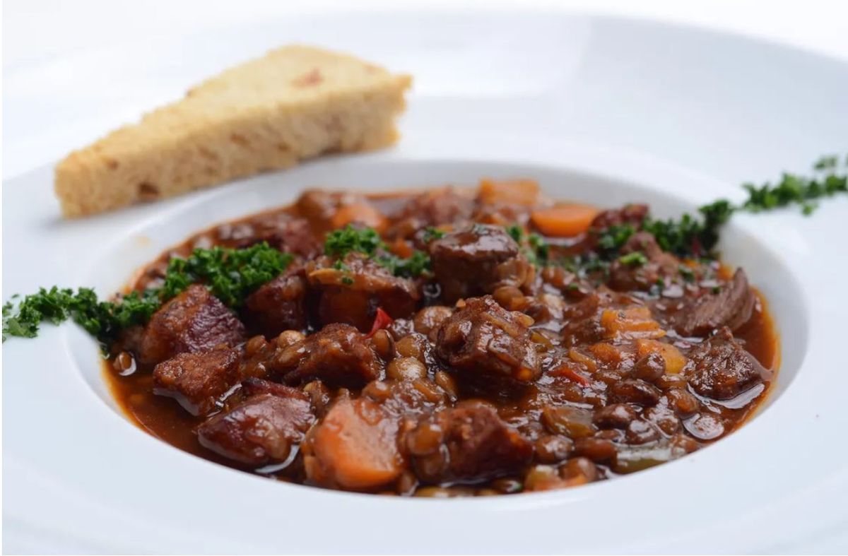 Lentejas sencillas y rápidas, la receta que no puede faltar en días frescos. Lentejas sencillas y rápidas, la receta que no puede faltar en días frescos.