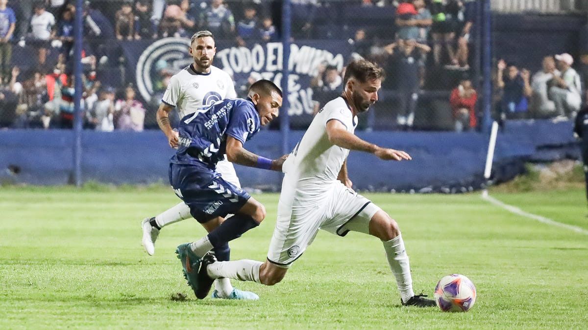 Diego Tonetto está viviendo un gran momento fubolístico en la Lepra. Su despliegue es fundamental.
