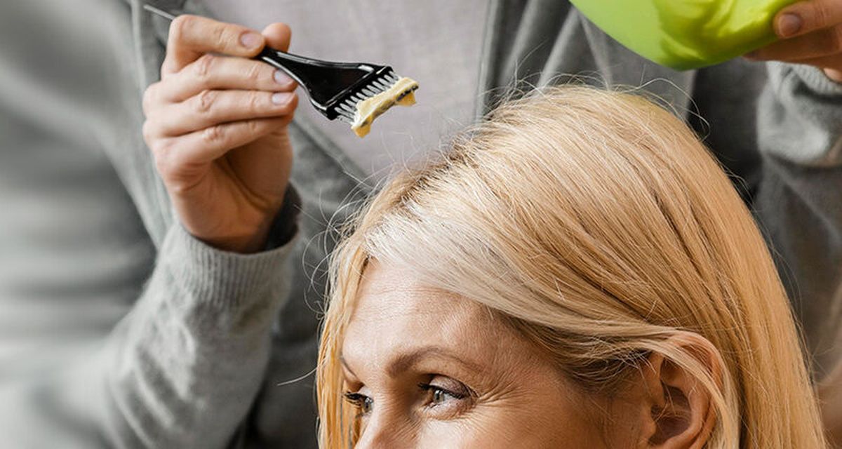 Aprende a cubrir las canas con una tintura casera. Aprende a cubrir las canas con una tintura casera. 