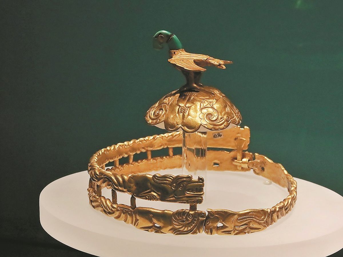 Una corona de oro decorada con elemento de dragón del Período de los Reinos Combatientes (475-221 a. C.). JIANG DONG / CHINA DAILY Una corona de oro decorada con elemento de dragón del Período de los Reinos Combatientes (475-221 a. C.). JIANG DONG / CHINA DAILY