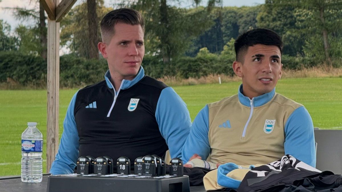 Thiago Almada y el dirigente de AFA Méndez Cartier, en Francia. Thiago Almada y el dirigente de AFA Méndez Cartier, en Francia.