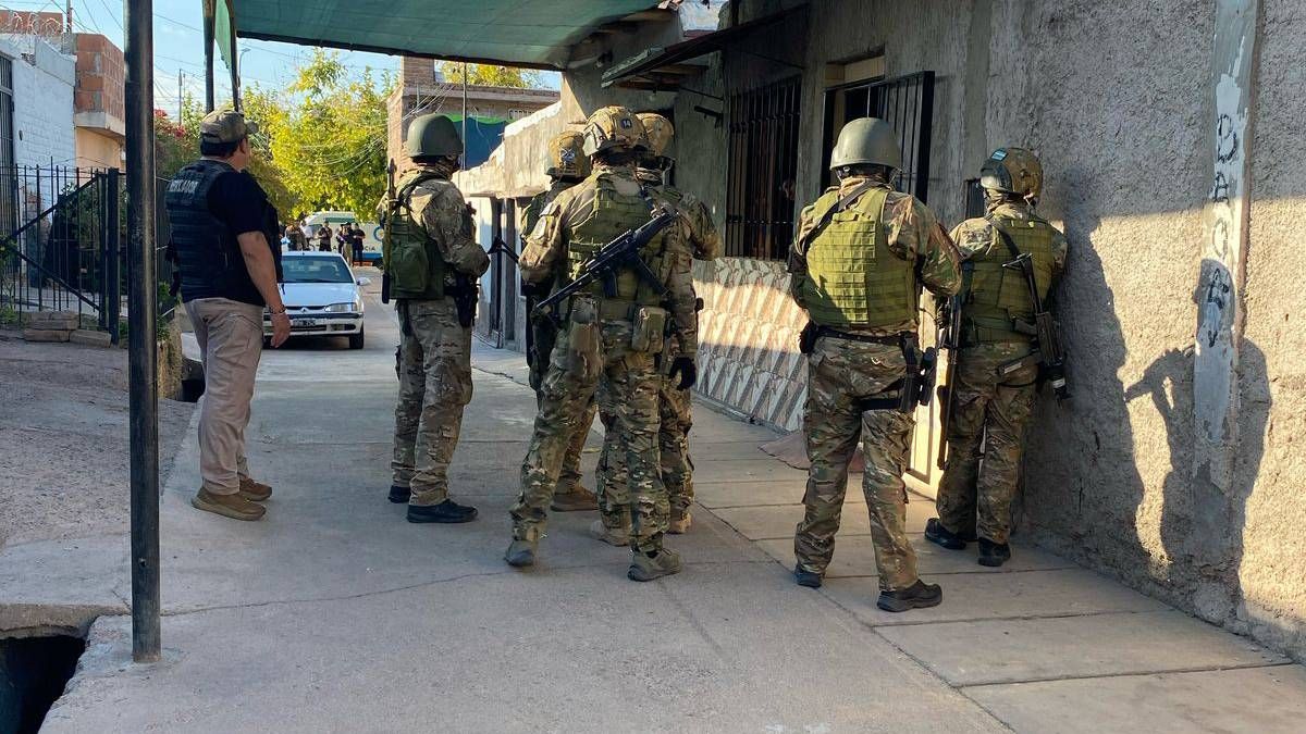 El hombre se atrincheró en una casa del barrio La Gloria con un cuchillo, con el que amenazó con autolesionarse. La Policía fue alertada al 911. El hombre se atrincheró en una casa del barrio La Gloria con un cuchillo, con el que amenazó con autolesionarse. La Policía fue alertada al 911.