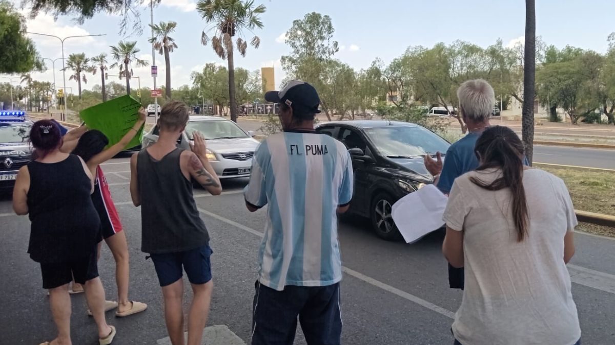 Vecinos de Ciudad reclamaron este domingo en la avenida Champagnat por la falta de agua potable ante las reiteradas quejas a AYSAM.