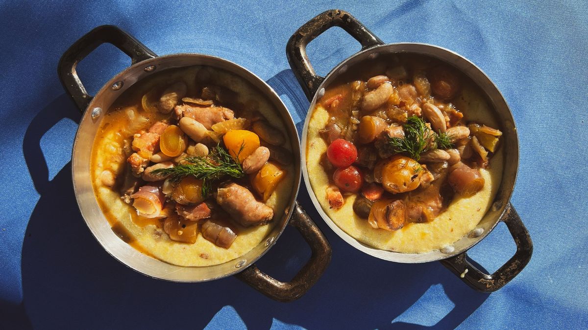 Guisado de cerdo, porotos y cremoso de polenta, la receta patria de Un bocado. Guisado de cerdo, porotos y cremoso de polenta, la receta patria de Un bocado.