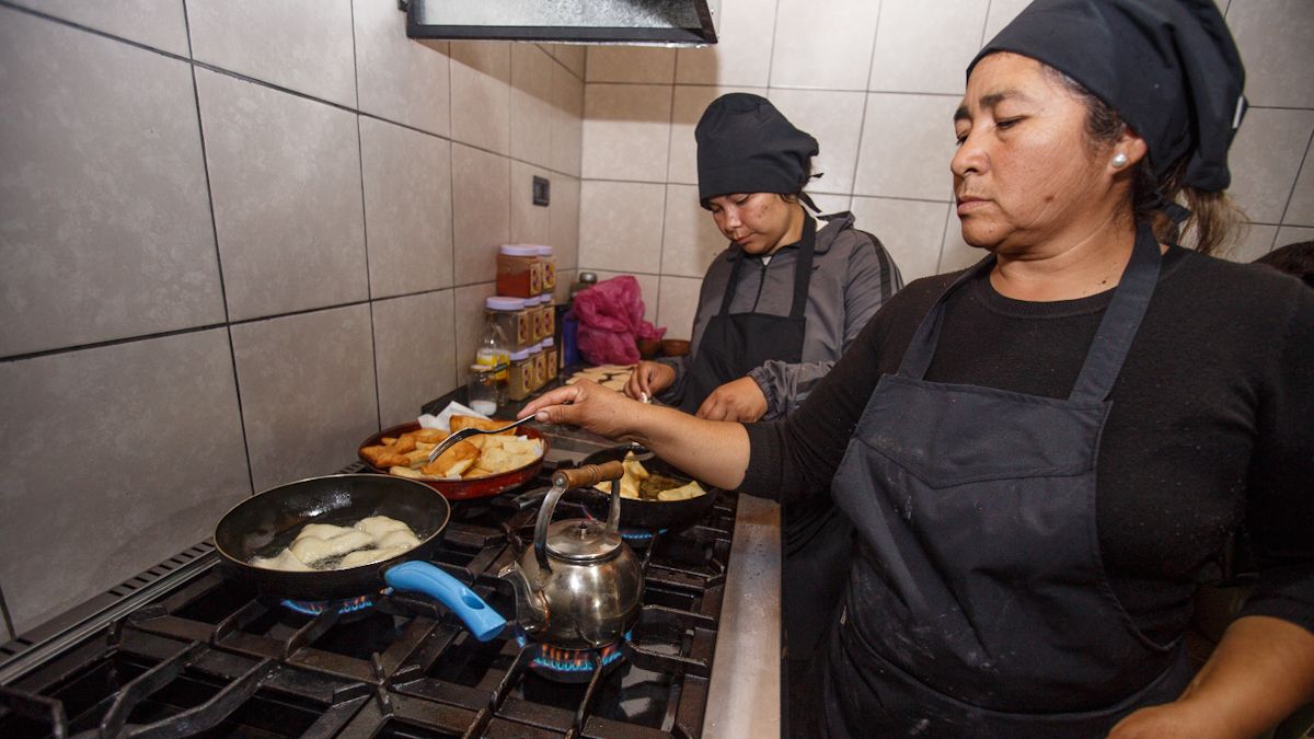 La preparación de los alimentos es parte del trabajo diario de Dejando Huellas, que brinda asistencia alimentaria a familias de Rodeo del Medio y sostiene un espacio de encuentro y contención para la comunidad. La preparación de los alimentos es parte del trabajo diario de Dejando Huellas, que brinda asistencia alimentaria a familias de Rodeo del Medio y sostiene un espacio de encuentro y contención para la comunidad.