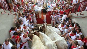 San Fermín ya lleva dos heridos por asta de toro en el tercer encierro