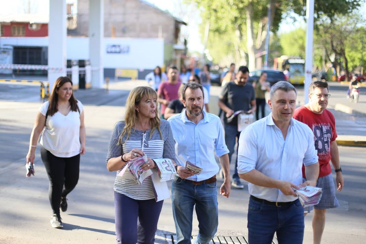 Los radicales Patricia Giménez, Lisandro Nieri y Diego Costarelli hacen campaña en Godoy Cruz. Los radicales Patricia Giménez, Lisandro Nieri y Diego Costarelli hacen campaña en Godoy Cruz.
