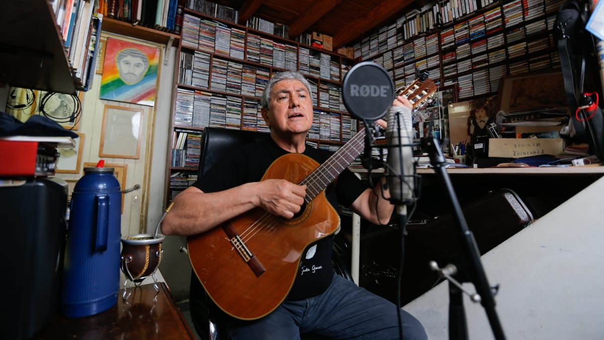 En la Pancha Alfaro de su casa, el músico se abraza a la guitarra entre discos y libros que tratan sobre el folclore y la cuyanía. En la Pancha Alfaro de su casa, el músico se abraza a la guitarra entre discos y libros que tratan sobre el folclore y la cuyanía.