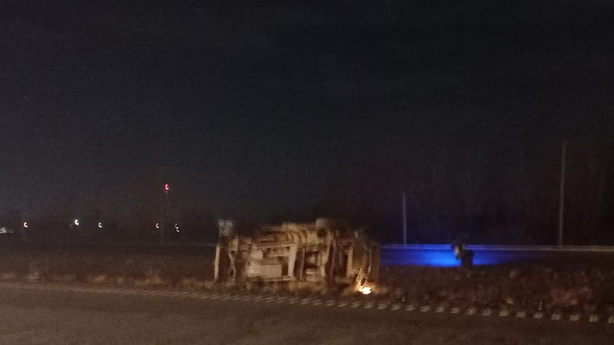 La camioneta Ford F-100 quedó volcada en el cantero separador de los carriles del Acceso Este.