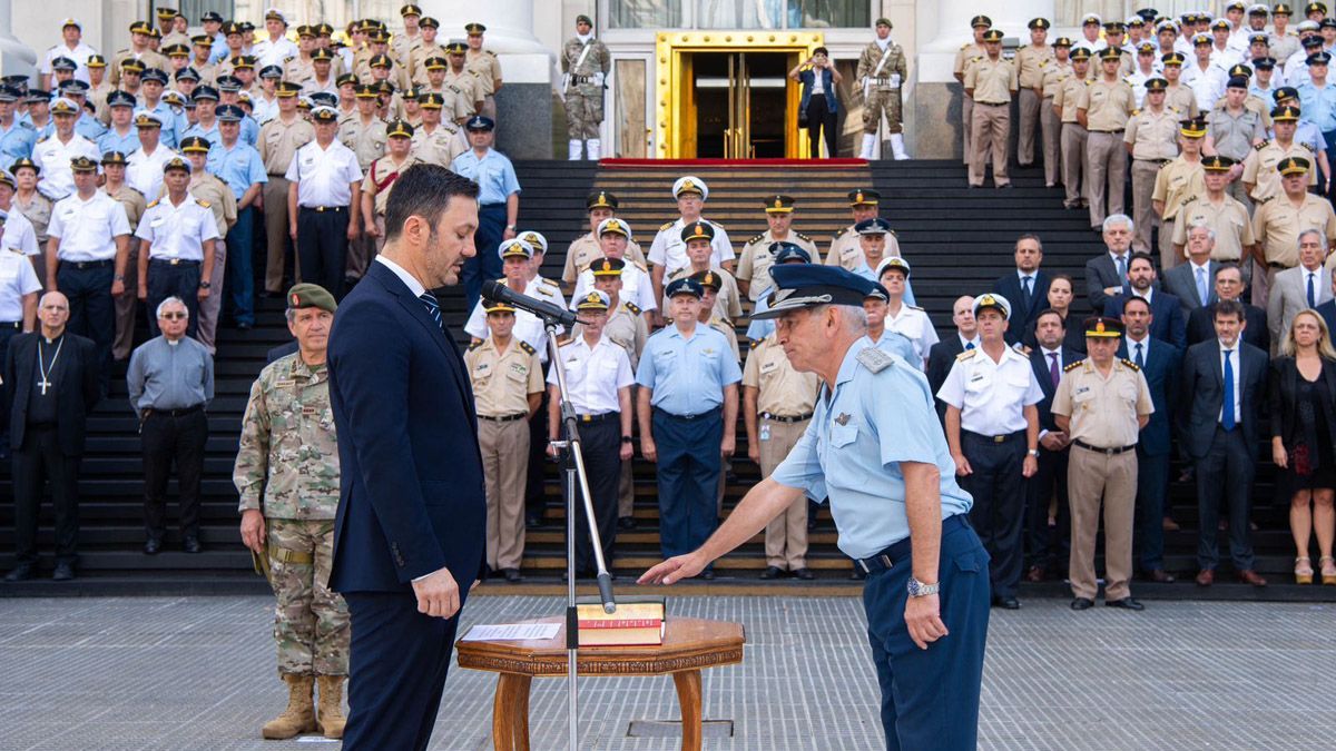Toma de juramento de Luis Petri al general Xavier Isaac. Toma de juramento de Luis Petri al general Xavier Isaac.