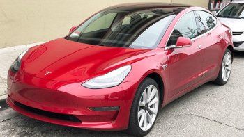 Un mecánico de 96 años tiene un Tesla Model 3 y es su favorito