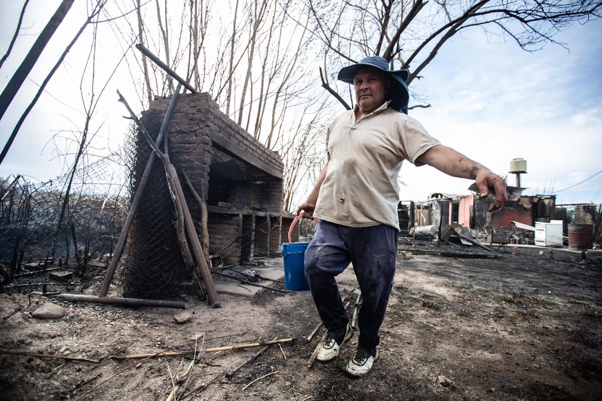 Las casas afectadas por el incendio de este jueves en la zona de Puente de Hierro, Guaymallén. Las casas afectadas por el incendio de este jueves en la zona de Puente de Hierro, Guaymallén.