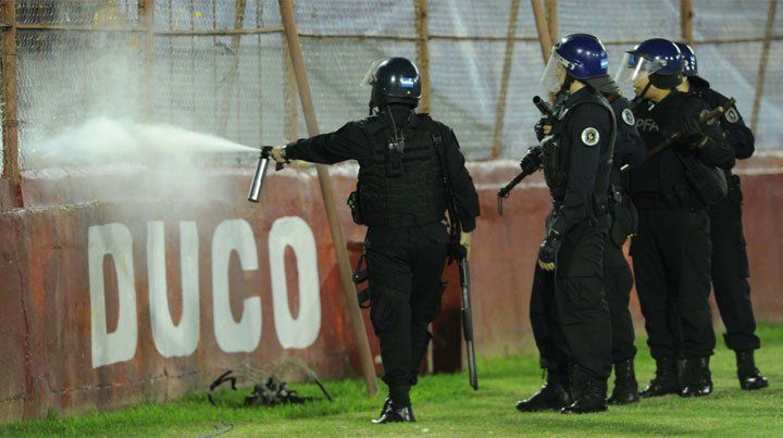 Terminó en escándalo: el árbitro anuló dos goles y se pudrió mal