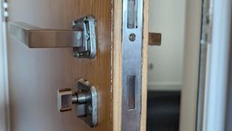 El picarporte de la puerta de casa suele ponerse duro con el paso del tiempo y ni hablar del ruido que puede ocasionar.