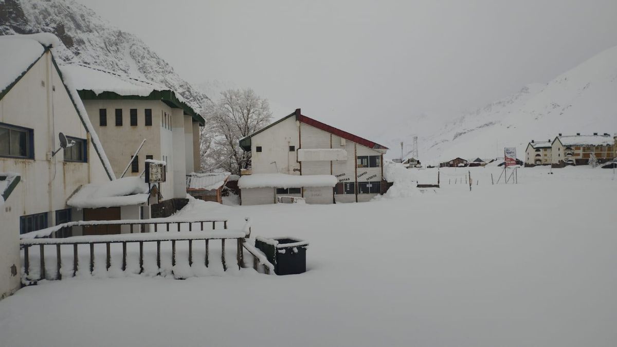 El paso a Chile cerró este domingo por intensas nevadas. El paso a Chile cerró este domingo por intensas nevadas.