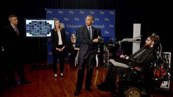 Obama chocó puños con el brazo robótico de Nathan Copeland