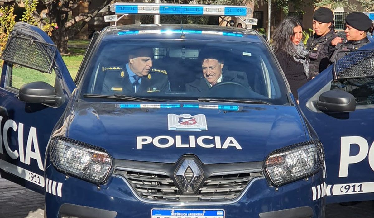 El gobernador Rodolfo Suarez junto al director de la Policía de Mendoza, Marcelo Calipo. El gobernador Rodolfo Suarez junto al director de la Policía de Mendoza, Marcelo Calipo.