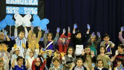 En las instituciones educativas prometieron lealtad a la Bandera