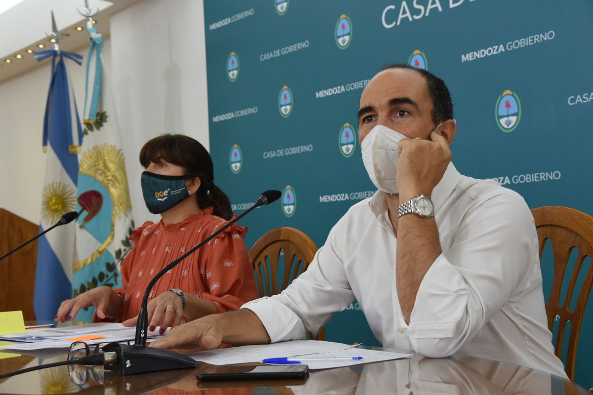 José Thomas y la funcionaria Sonia Orelogio hablaron del comienzo de las clases 2022.