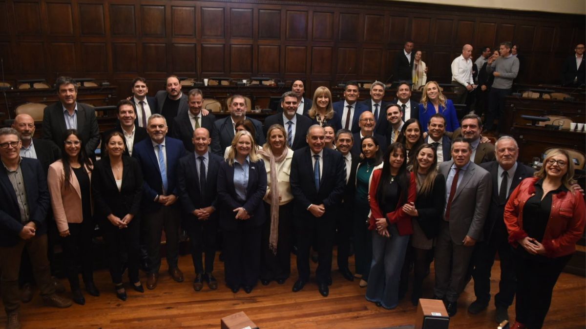 Los senadores que terminan su mandato junto a la vicegobernadora Hebe Casado. Los senadores que terminan su mandato junto a la vicegobernadora Hebe Casado.