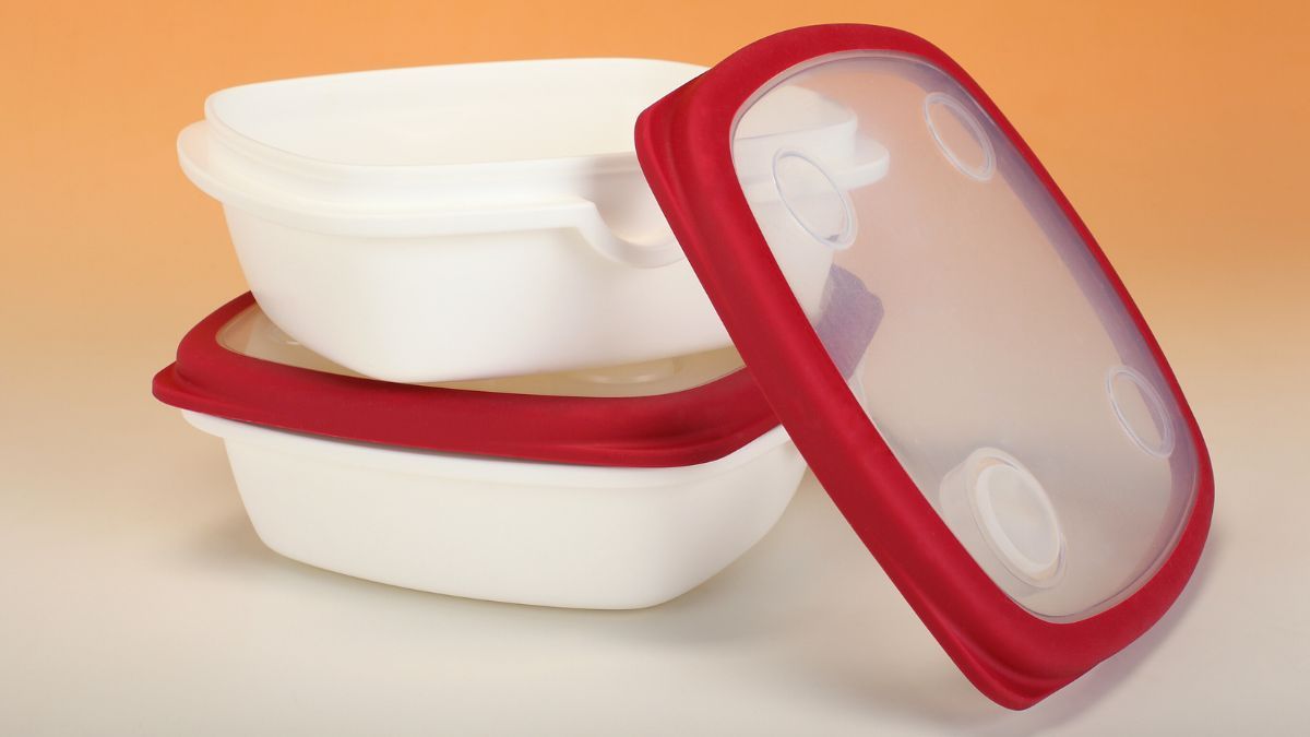 Cómo eliminar el mal olor impregnado de los envases de plástico