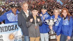La presidente de la delegación de la Subsecretaría de Deportes de Mendoza, Viviana Balzarelli, recibió la Copa Juego Limpio en el cierre de los Juegos Evita 2025 disputados en Mar del Plata.