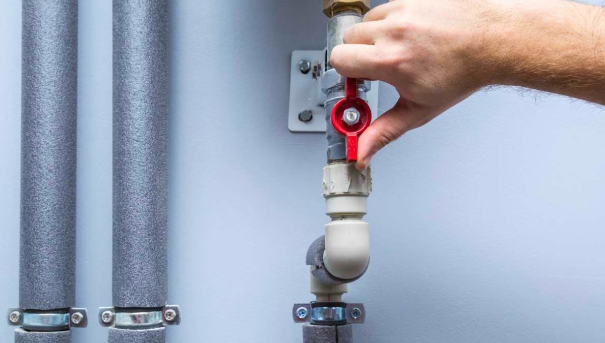 Es necesario comprobar el funcionamiento de las llaves de paso porque la cal y sustancias disueltas en el agua se van depositando con el tiempo en válvulas y griferías. Fuente: Fugalia Es necesario comprobar el funcionamiento de las llaves de paso porque la cal y sustancias disueltas en el agua se van depositando con el tiempo en válvulas y griferías. Fuente: Fugalia