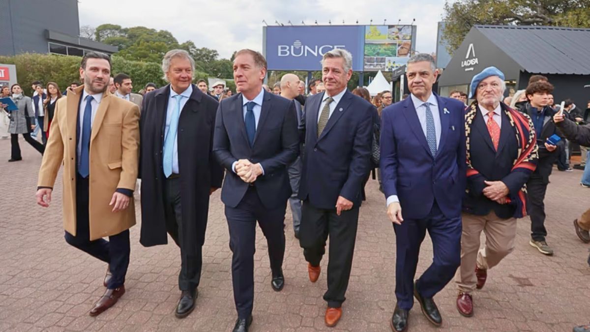 El presidente de la Sociedad Rural Argentina, Nicolás Pino, el Jefe de Gabienete Diego Santilli y el jefe de gobierno porteño Jorge Macri estuvieron en la apertura de la Rural de Palermo.