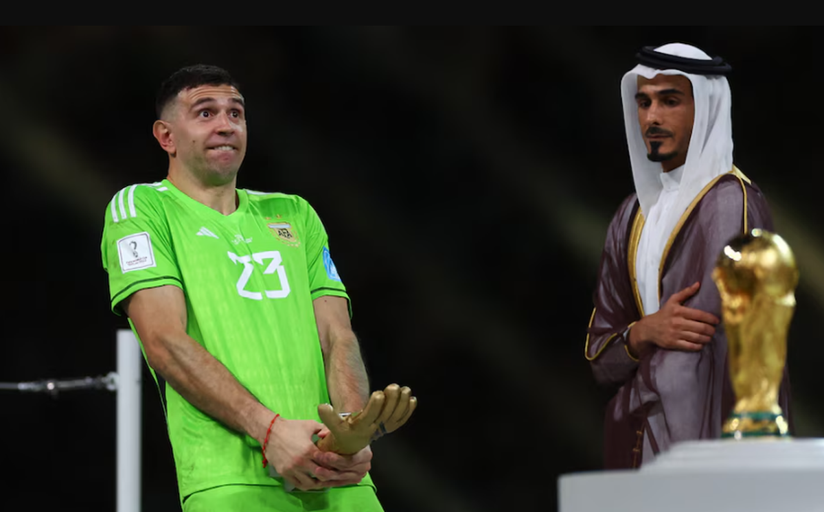 El Dibu Martínez con una celebración tan histórica como polémica.