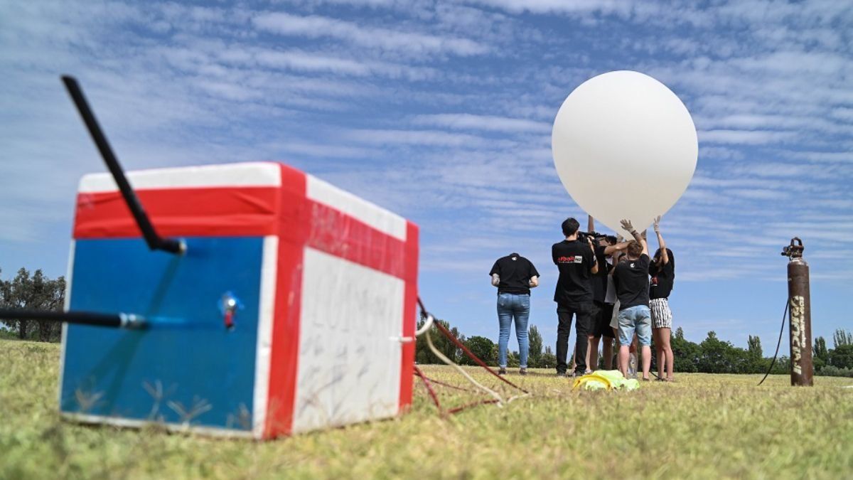 Emprendedores mendocinos buscan ganar experiencia para poner en órbita un satélite mendocino. El programa Mendoza al Espacio también tiene un costado educativo y didáctico, motivando a estudiantes a investigar sobre el espacio.