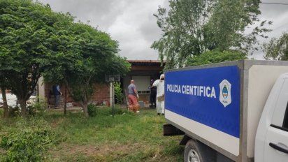 La mujer fue encontrada en una de las habitaciones de la casa, con varias puñaladas en su cuerpo y los m{edicos que llegaron solo constataron su muerte
