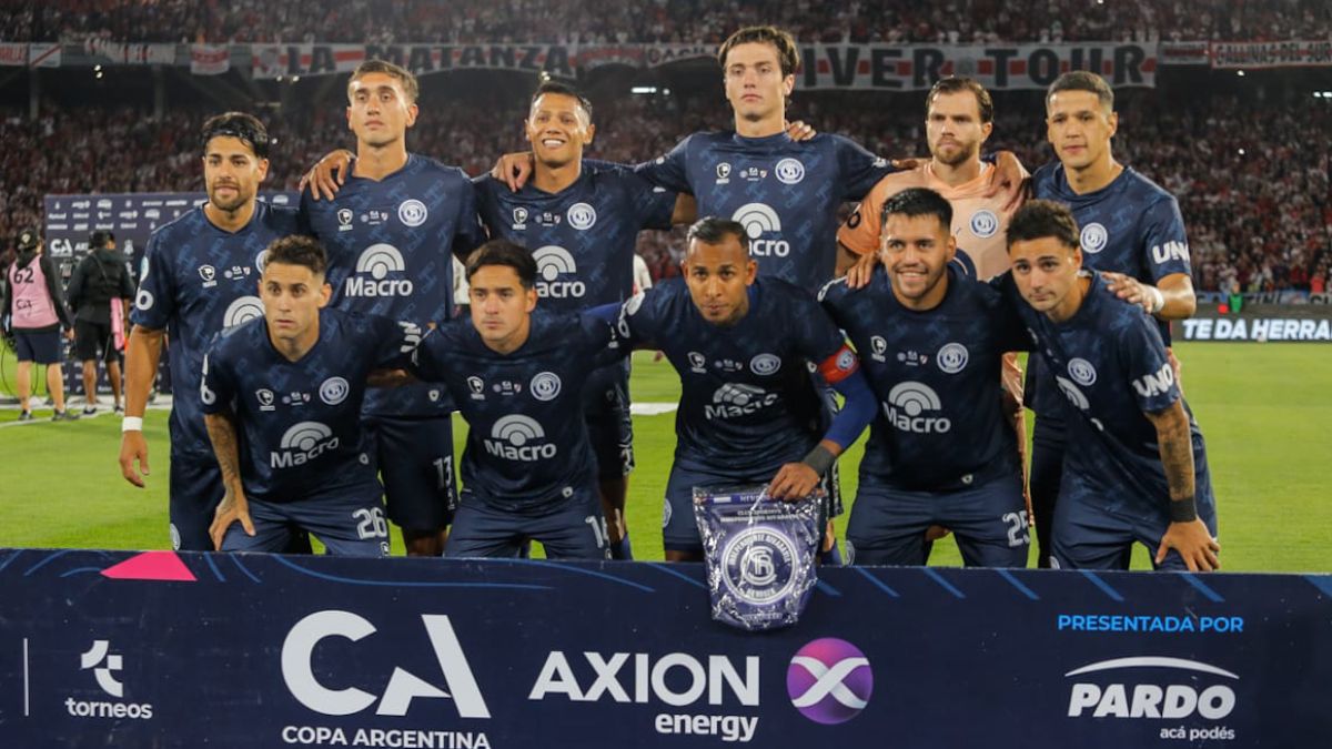 Sheyko Studer y su m&aacute;s de 1,90 metros de altura se destacan en la fila de arriba de la formaci&oacute;n inicial de Independiente Rivadavia que derrot&oacute; a River Plate en la semifinal de Copa Argentina.