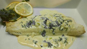 Mi receta de Merluza al roquefort en 25 minutos: lleva 4 ingredientes y un colchón de papas mantecosas Mi receta de Merluza al roquefort en 25 minutos: lleva 4 ingredientes y un colchón de papas mantecosas