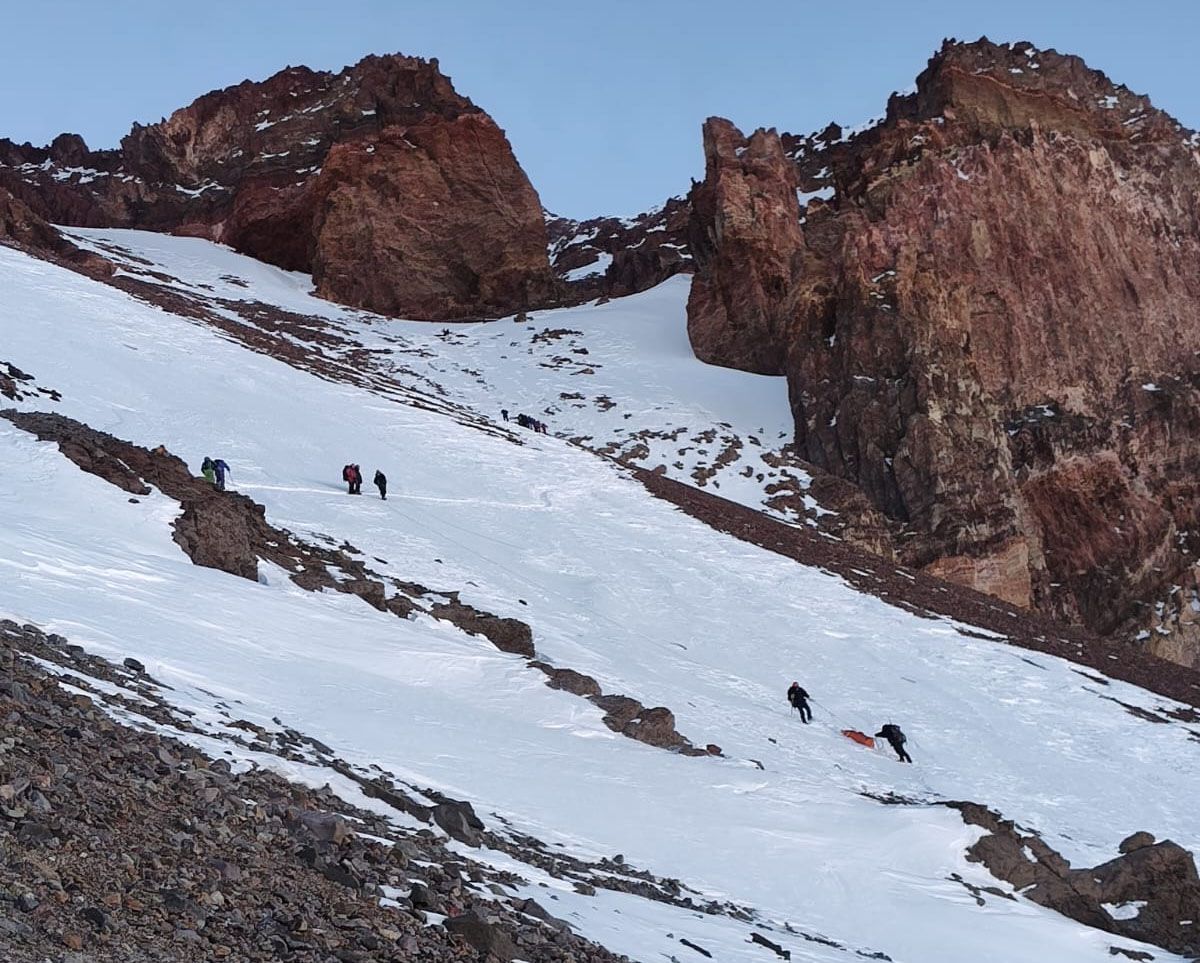 La Patrulla de Rescate bajó al andinista francés que murió a 6.700 metros de altura, cerca la cumbre del Aconcagua. 