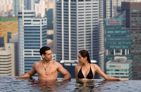 Inauguraron una piscina gigante, considerada la más espectacular del mundo, en Singapur