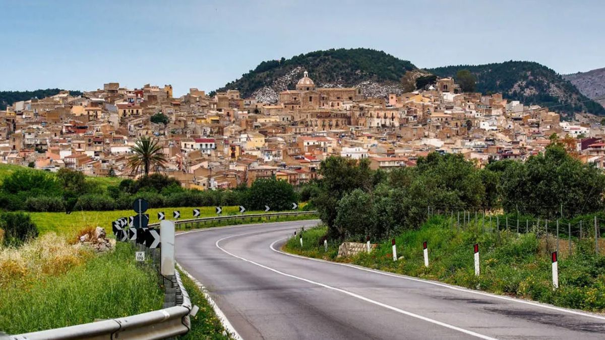 Siculiana es un antiguo pueblo de Sicilia que ha sufrido una notable significativa de su población en las últimas décadas Siculiana es un antiguo pueblo de Sicilia que ha sufrido una notable significativa de su población en las últimas décadas