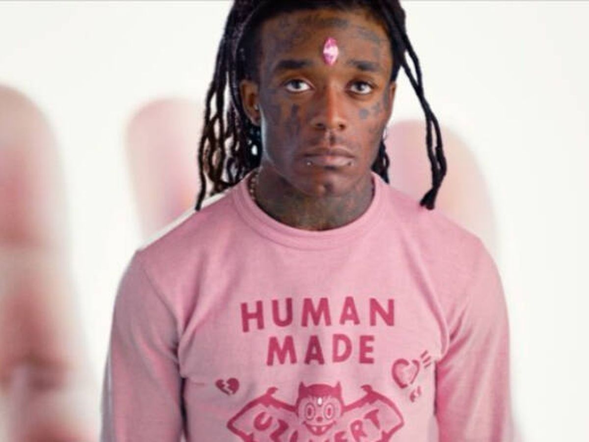 Excéntrico. Un rapero se injertó cuatro diamantes en los dedos de la mano derecha.