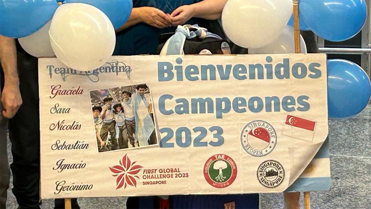 Uno de los carteles que familiares le hicieron a los chicos para darles la bienvenida luego de su éxito en Singapur. Uno de los carteles que familiares le hicieron a los chicos para darles la bienvenida luego de su éxito en Singapur.