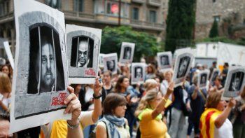 Cortes de calles y protestas en reacción a las condenas de prisión a secesionistas catalanes