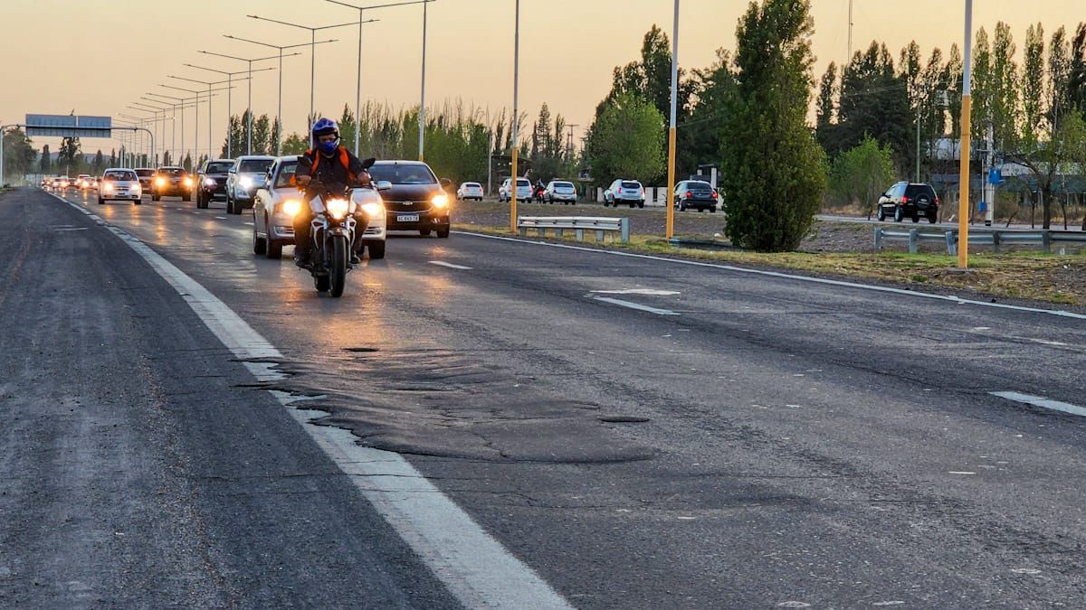 Los peligrosos baches y ondulaciones complican el tránsito en la Ruta 40 a la altura de Luján de Cuyo.