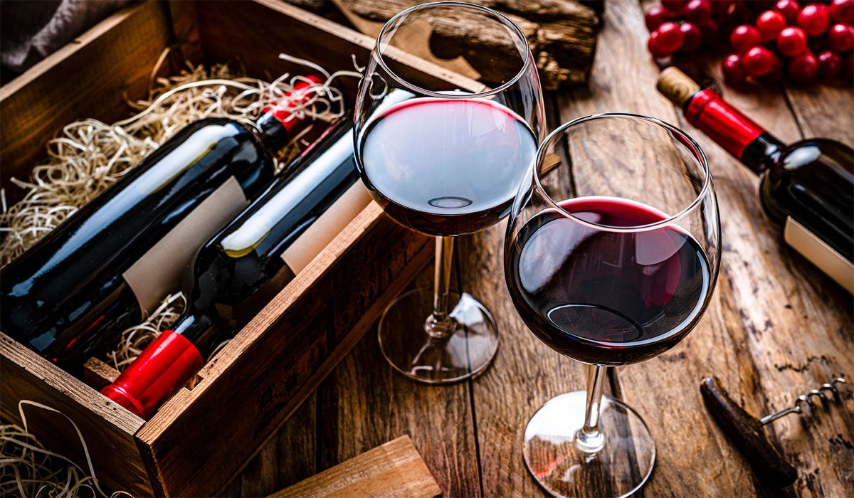 Los vinos mendocinos se destacan en series y películas de fama mundial. El Malbec reina a la hora de promocionar de manera genuina la bebida nacional y -por ende- la identidad de la provincia. Los vinos mendocinos se destacan en series y películas de fama mundial. El Malbec reina a la hora de promocionar de manera genuina la bebida nacional y -por ende- la identidad de la provincia.