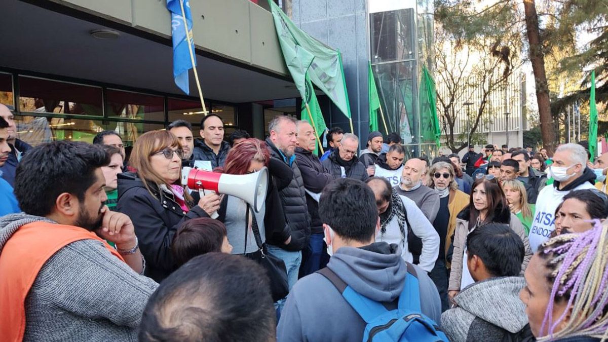 Loas dirigentes de ATE. con expresiones serias, se dirigen a los afiliados que se manifestaron en el Centro de Congresos donde fueron las reuniones paritarias.