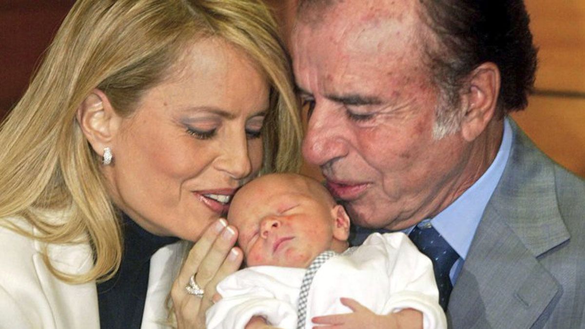 El cuarto hijo de Menem, Máximo Saúl Menem Bolocco nació el 19 de noviembre de 2003 en Chile (NA). Menem estaba en La Rioja y debió viajar de urgencia ante el adelantamiento del parto. Recluido en La Rosadita, su casa de Anillaco, Menem ya había bajado su postulación en balotaje para acceder a un tercer mandato frente a su rival: Néstor Kirchner.