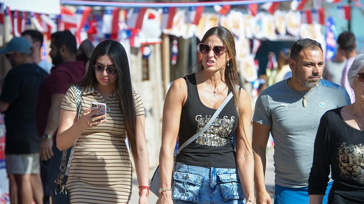 La cantidad de turistas no ha sido la misma que otros años, pero la plaza Chile está abierta para toda la comunidad, tanto mendocina como chilena para celebrar las fiestas patrias del vecino país.&nbsp;