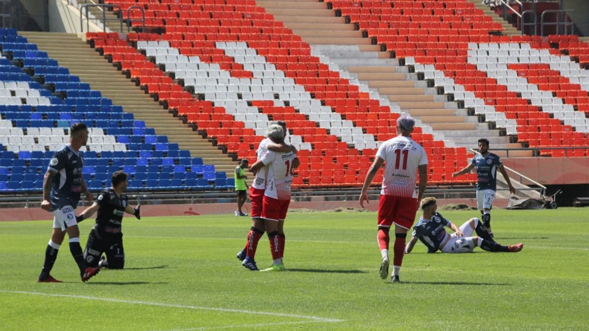 Independiente Rivadavia derrotó 2-1 a Huracán, en el Malvinas