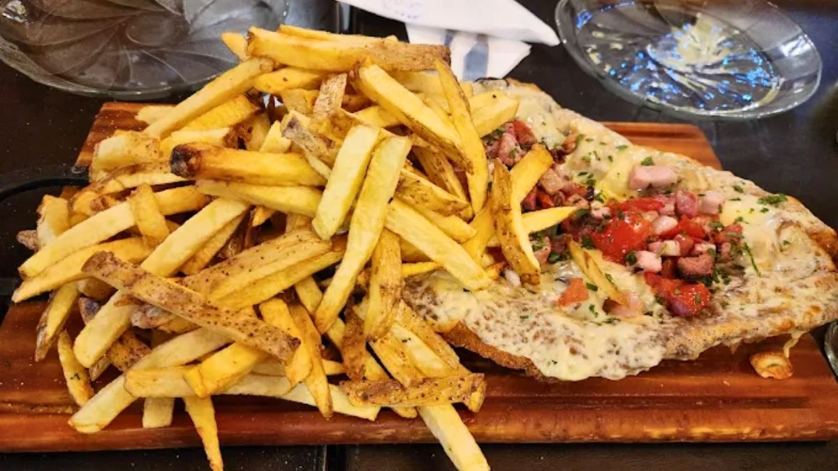 El bodegón que ofrece unas milanesas gigantes. El bodegón que ofrece unas milanesas gigantes.