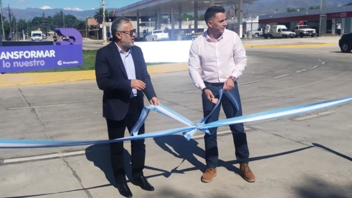 El gobernador Cornejo y el intendente Calvente cortaron las cintas de la obra de conectividad vial en Guaymallén. Fotos: Matías Pascualetti