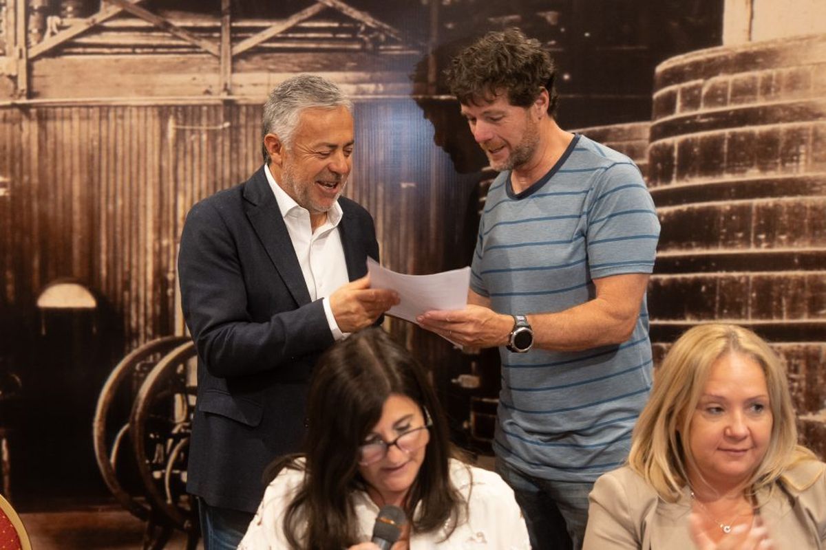 El gobernador Alfredo Cornejo le muestra al montañista Juan Martín Schiappa De Azevedo el decreto del Sendero de Gran Recorrido de los Andes.