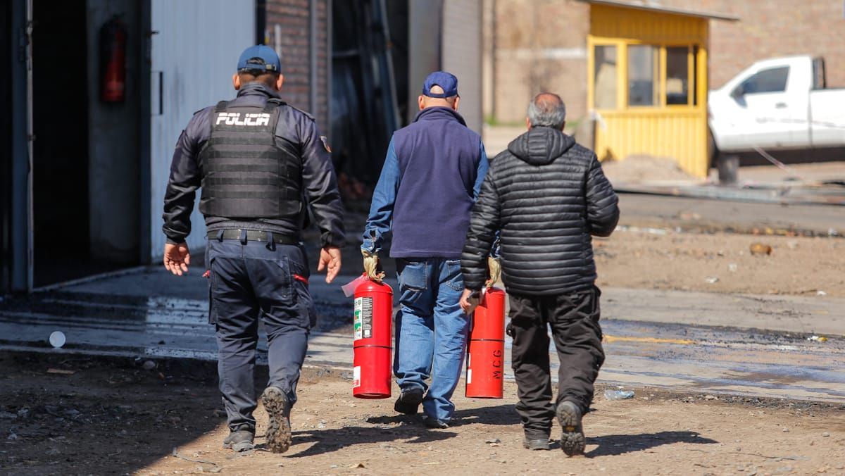 Luego del incendio, los que regresaron a la Feria de Guaymallén este lunes continuaron con los trabajos para despejar los galpones afectados. Luego del incendio, los que regresaron a la Feria de Guaymallén este lunes continuaron con los trabajos para despejar los galpones afectados.