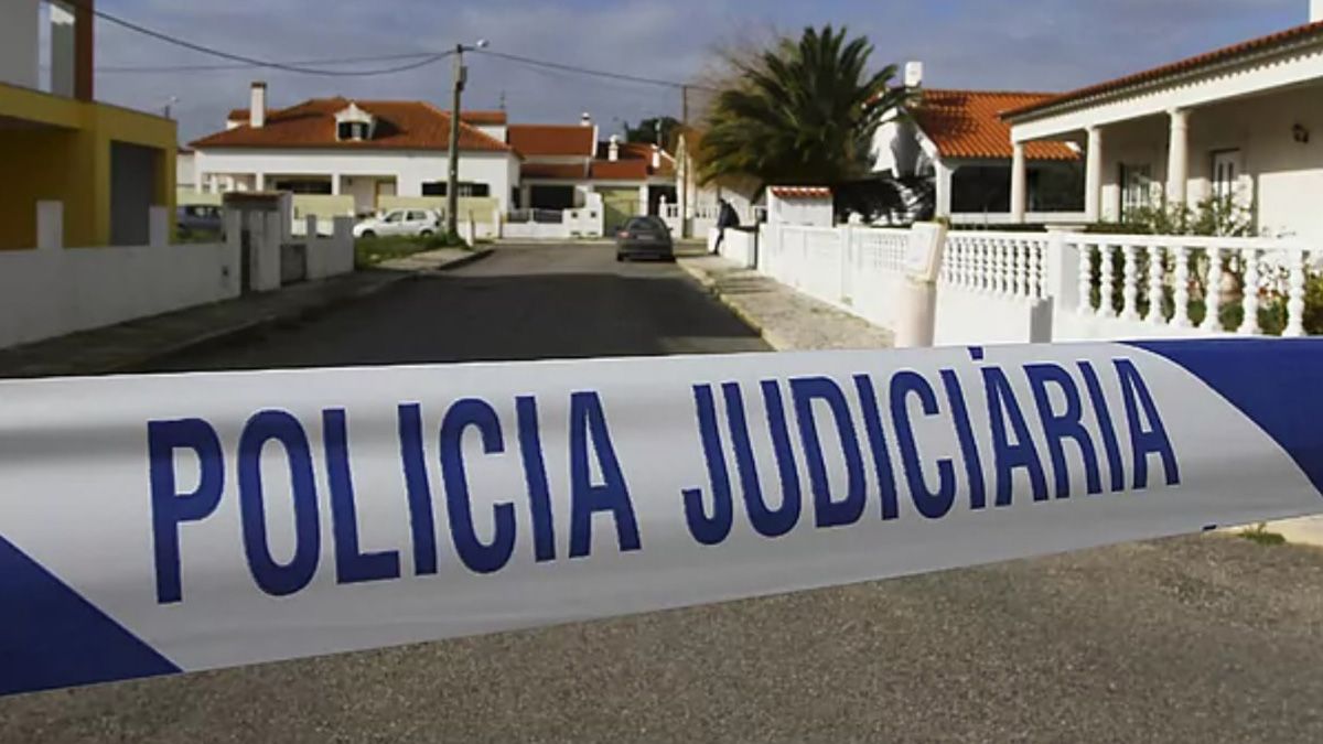 La beba debía ser dejada en una guardería, al sur de Lisboa, pero su padre se fue trabajar y la dejó encerrada en el auto La beba debía ser dejada en una guardería, al sur de Lisboa, pero su padre se fue trabajar y la dejó encerrada en el auto